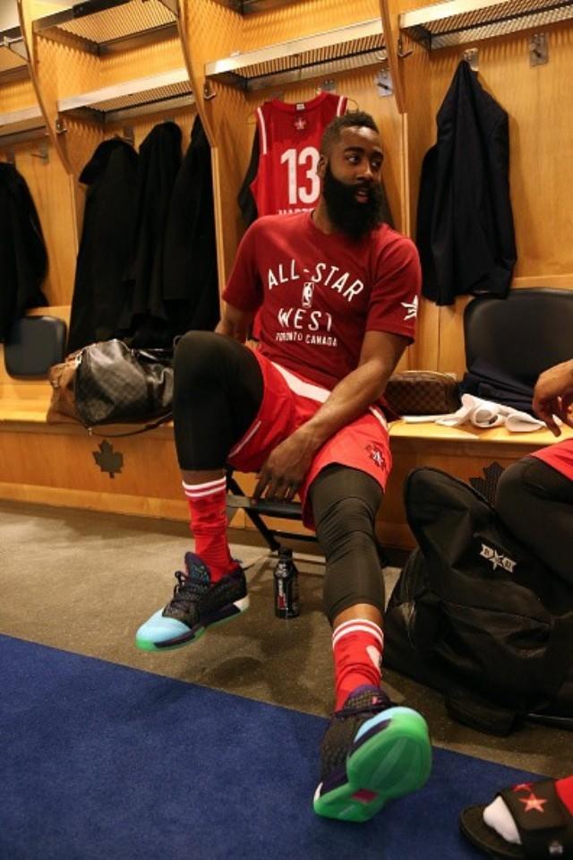包含阿森纳训练开放日，加时末段状态回暖引欢呼，NBA常规赛在即，更衣室氛围转暖的词条