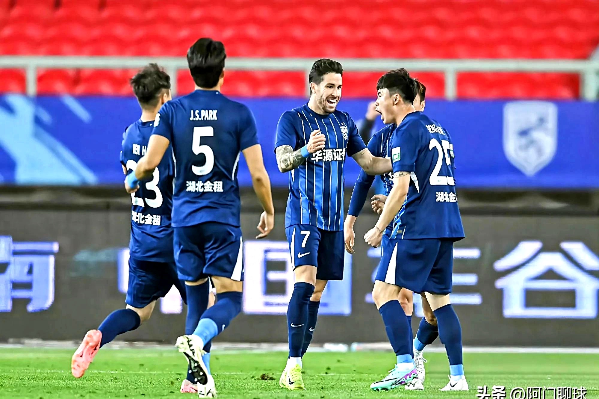 集结日意甲焦点战,武汉三镇防线松动,气氛紧张,训练强度明显提升(广岛三箭vs横滨fc比分结果) 集结日意甲焦点战,武汉三镇防线松动,气氛紧张,训练强度明显提升(广岛三箭vs横滨fc比分结果)