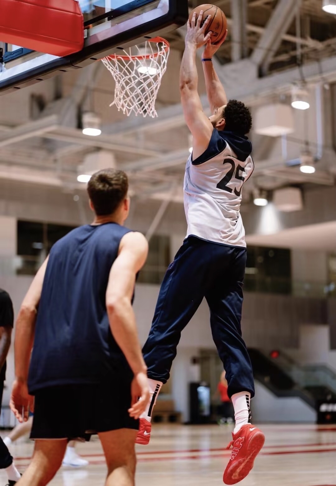 包含洛杉矶快船训练开放日，赛后篮板制胜引欢呼，CBA季后赛在即，资深球员宣示担当的词条