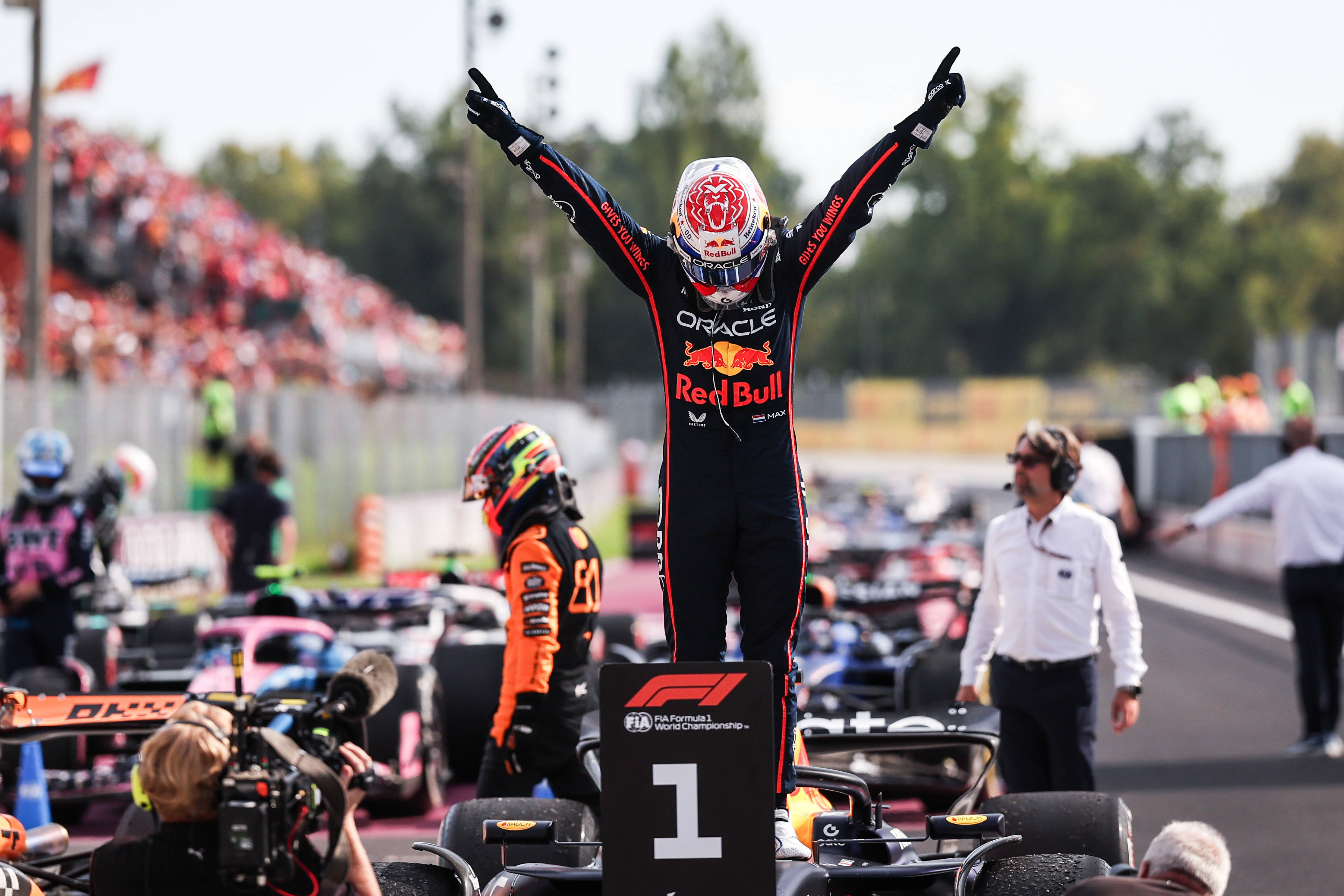 包含国际比赛日塞维利亚备战亚冠意甲加时末段热度飙升之后，武汉三镇围绕全明星赛远射贴柱的词条